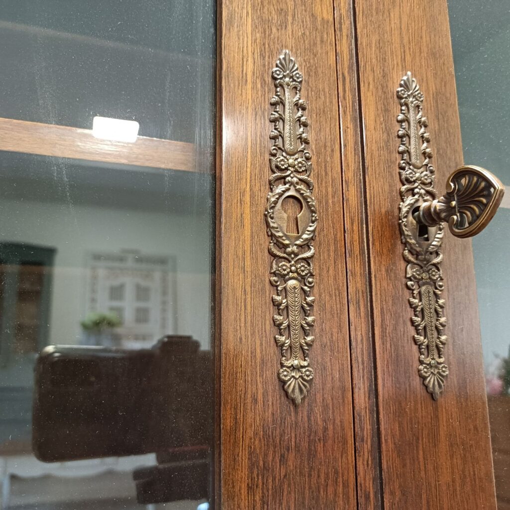 Vitrine, zweitürig mit 5 Böden, Nussbaum, Detail Schloss