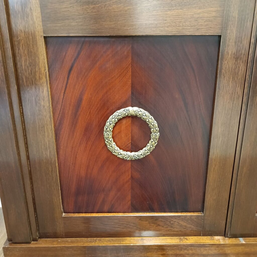 Vitrine, zweitürig mit 5 Böden, Nussbaum, Detail Tür einzeln