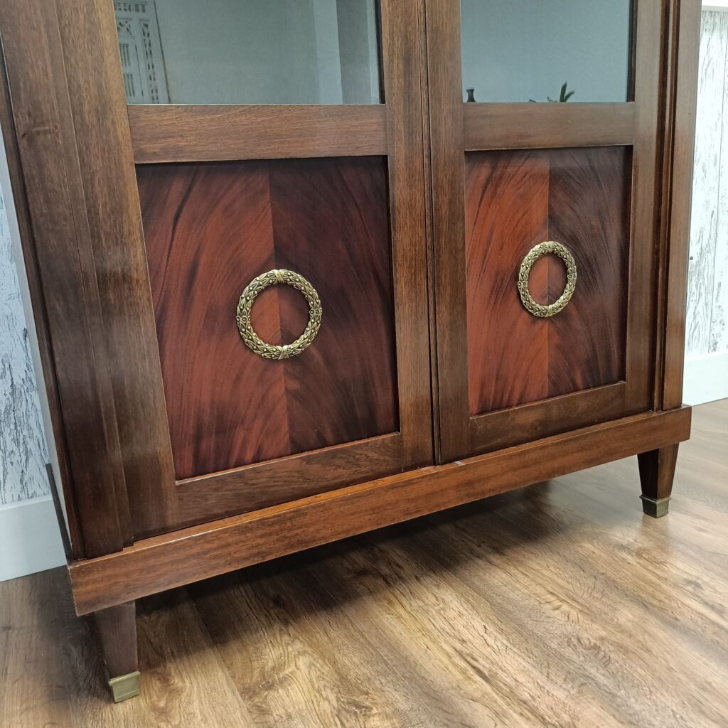 Vitrine, zweitürig mit 5 Böden, Nussbaum, Detail Türen unten