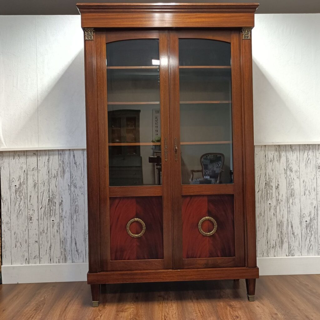 Vitrine, zweitürig mit 5 Böden, Nussbaum von vorn, geschlossen