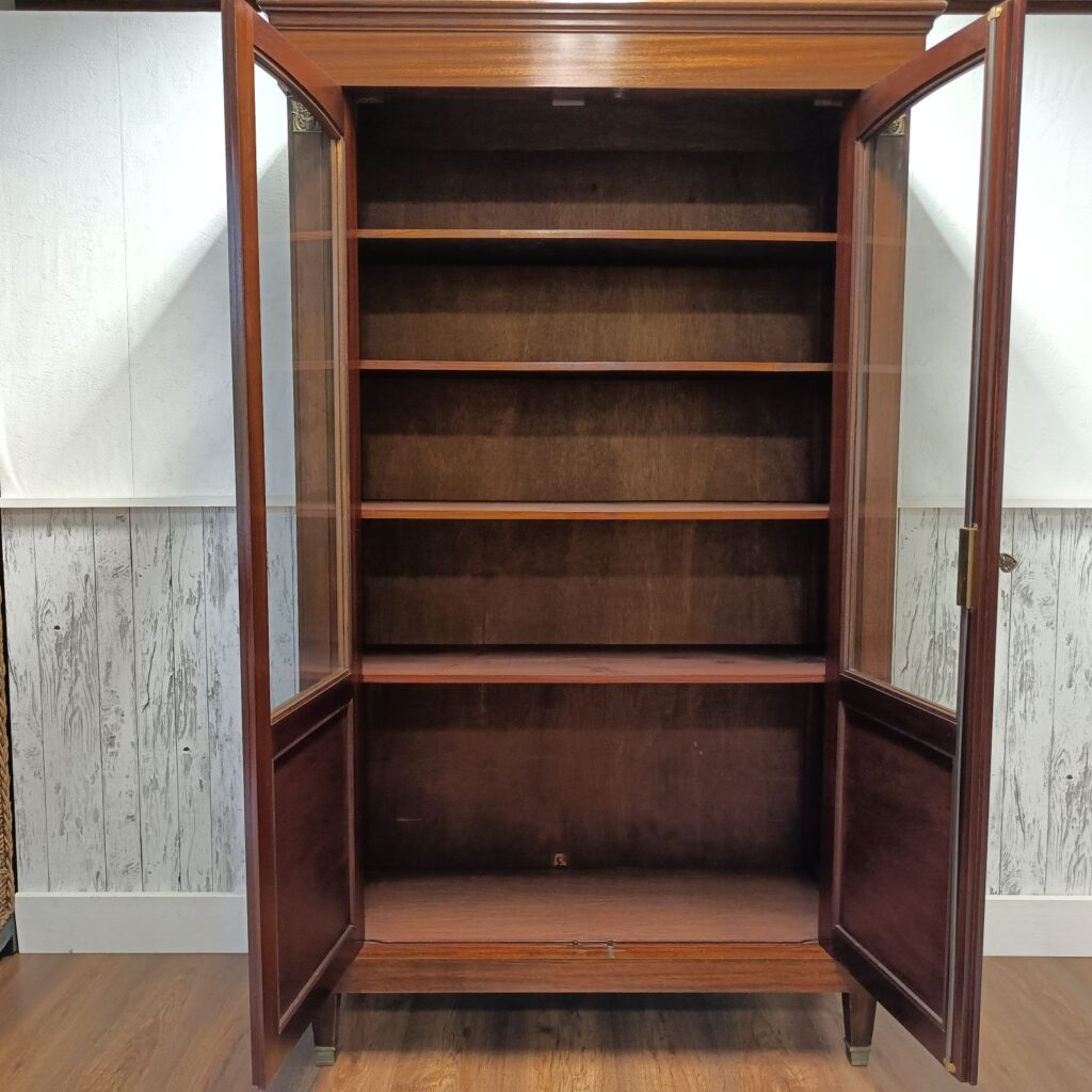 Vitrine, zweitürig mit 5 Böden, Nussbaum, offen leer