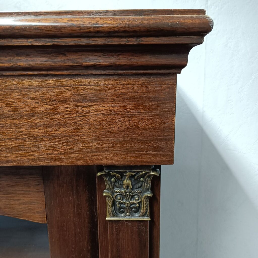 Vitrine, zweitürig mit 5 Böden, Nussbaum, Detail oben rechts vorn