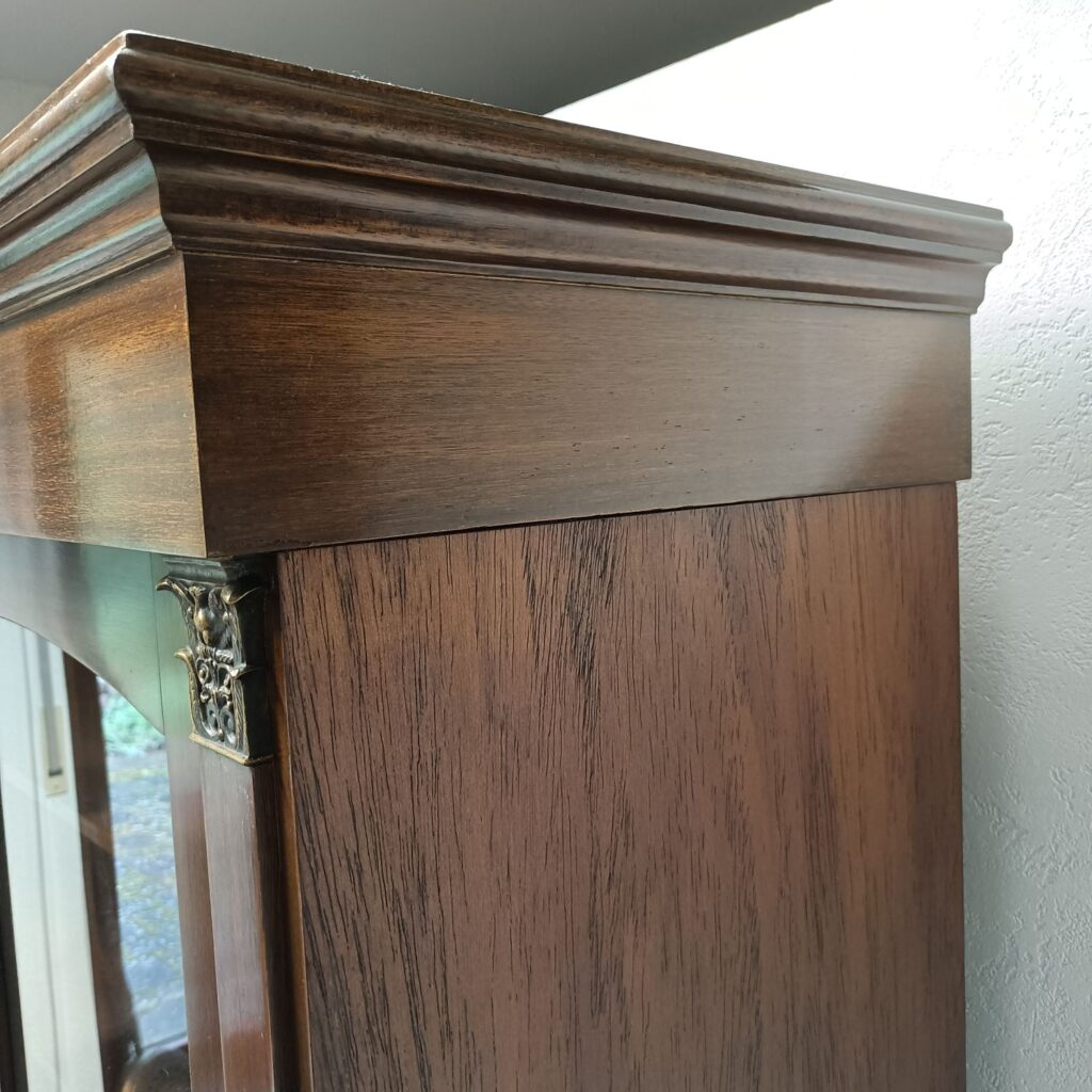 Vitrine, zweitürig mit 5 Böden, Nussbaum, Detail oben rechts