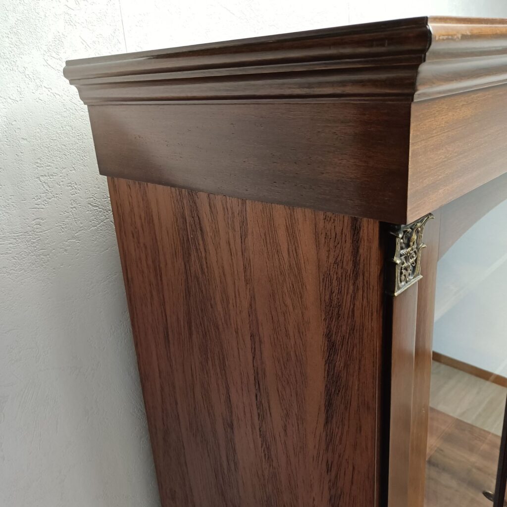 Vitrine, zweitürig mit 5 Böden, Nussbaum, Detail oben links