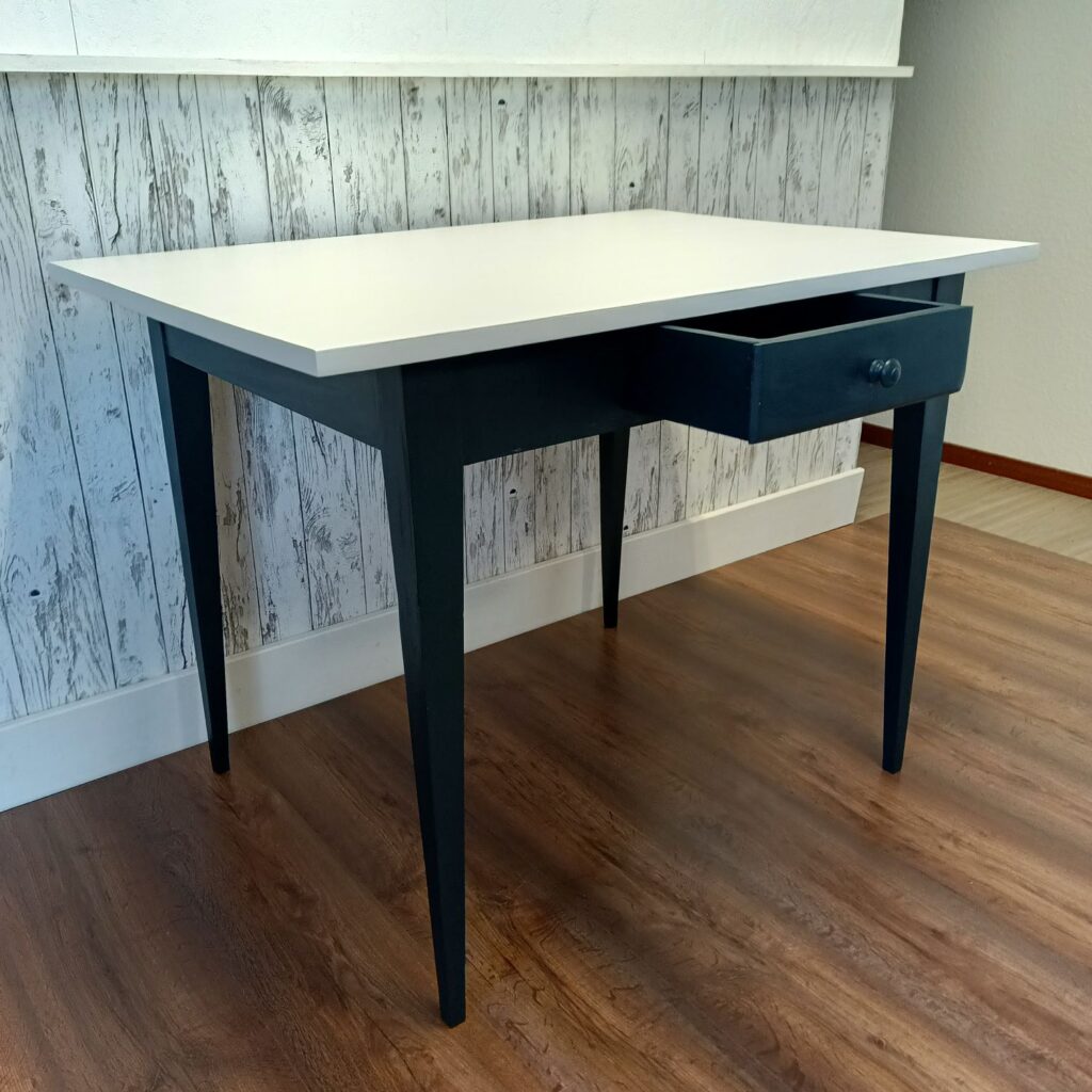 rechteckiger Esstisch mit geöffneter Schublade von links, Untergestell blau, Tischplatte weiß