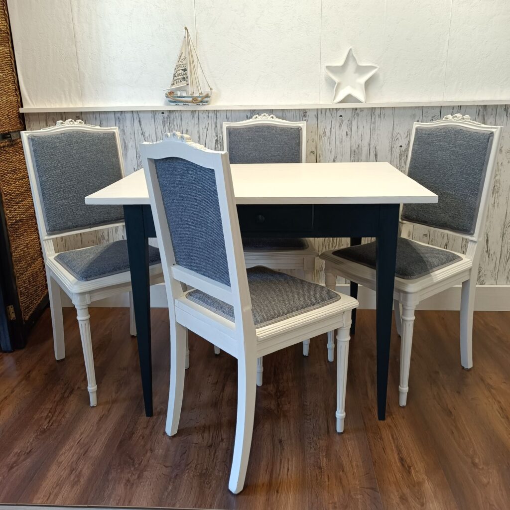 rechteckiger Esstisch mit Schublade, Untergestell blau, Tischplatte weiß mit 4 weißen Stühlen mit grauen Polstern