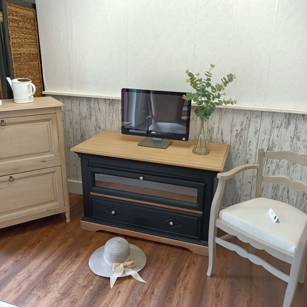 Mediaschrank mit schwarzem Finish und hellen Holzelementen mit Dekoration im Wohnzimmer