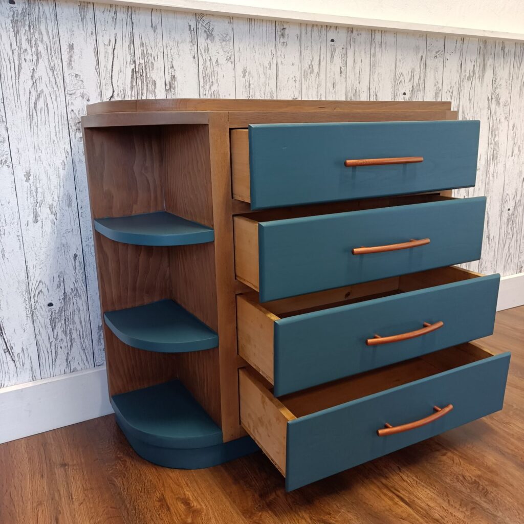 Holzkommode mit 4 Schubladen in blau und Kupfergriffen, links 3 Regale, von links, Schubladen geöffnet
