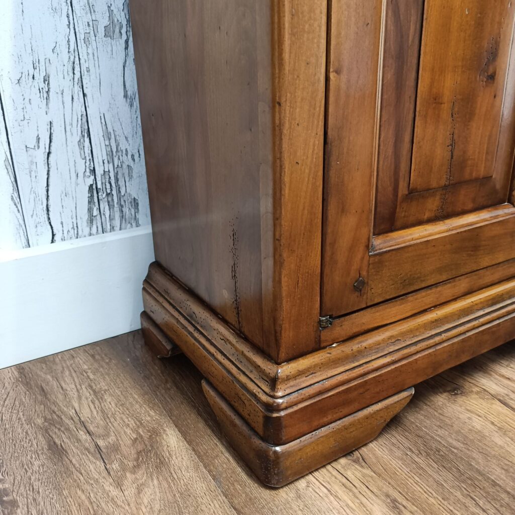 Kirschholz-Schränkchen mit zwei Türen, Detail Füße